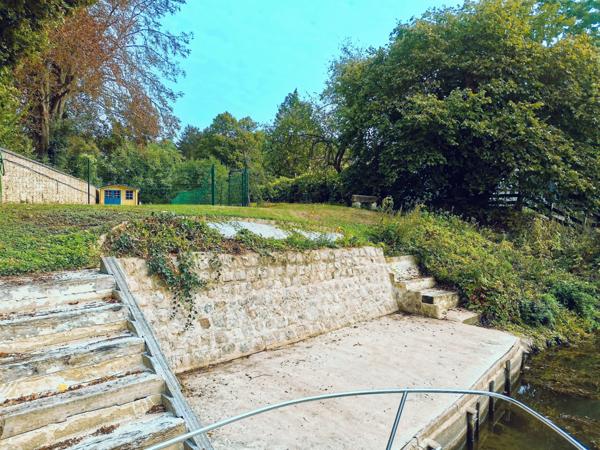 Maison en centre-ville avec ponton sur la Seine