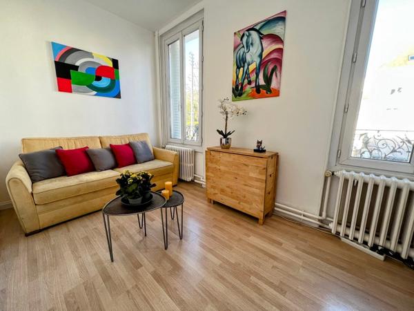 Maison en centre-ville avec ponton sur la Seine