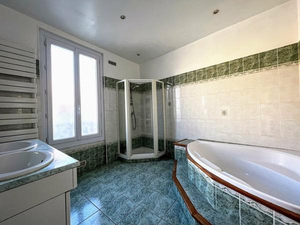 Maison en centre-ville avec ponton sur la Seine