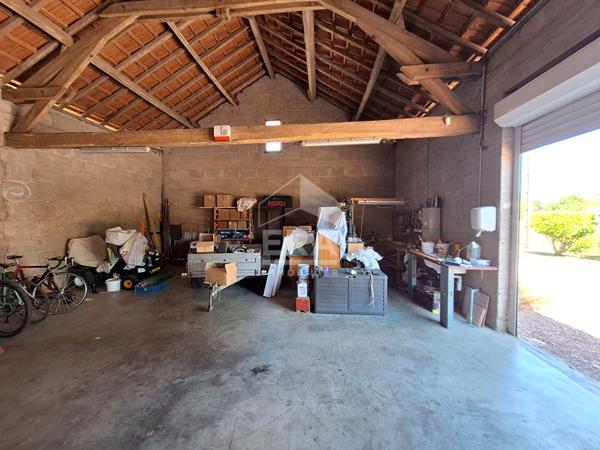 Maison individuelle avec grand garage à St Léon sur l'Isle.