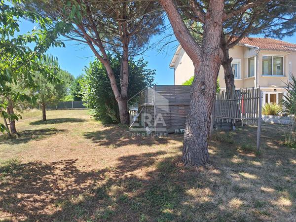 Maison individuelle avec grand garage à St Léon sur l'Isle.