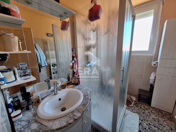 Maison individuelle avec grand garage à St Léon sur l'Isle.