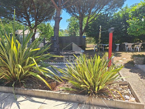 Maison individuelle avec grand garage à St Léon sur l'Isle.