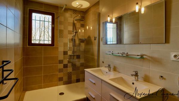 A vendre DOURGNE (Tarn) maison rénovée de 153 m², 4 chambres, vue dégagée sur la Montagne Noire, terrain 1,79 ha