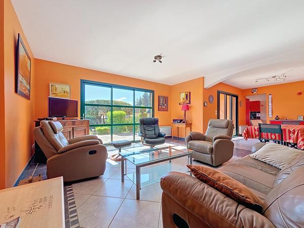 Villa d'architecte T4 en excellent état avec piscine, jardin paysagé, garage et prestations complètes – Le Bousquet-d’Orb