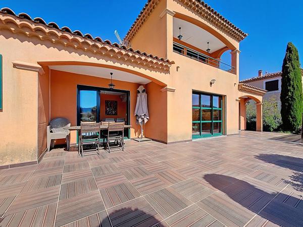 Villa d'architecte T4 en excellent état avec piscine, jardin paysagé, garage et prestations complètes – Le Bousquet-d’Orb