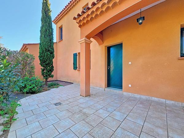 Villa d'architecte T4 en excellent état avec piscine, jardin paysagé, garage et prestations complètes – Le Bousquet-d’Orb