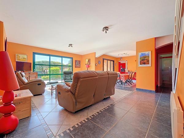 Villa d'architecte T4 en excellent état avec piscine, jardin paysagé, garage et prestations complètes – Le Bousquet-d’Orb