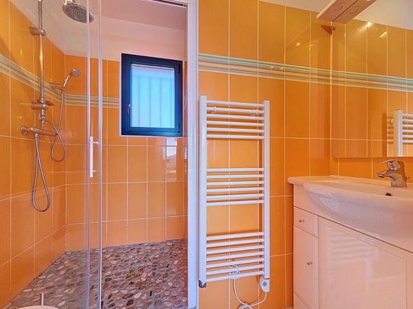 Villa d'architecte T4 en excellent état avec piscine, jardin paysagé, garage et prestations complètes – Le Bousquet-d’Orb