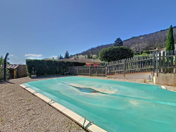 Villa d'architecte T4 en excellent état avec piscine, jardin paysagé, garage et prestations complètes – Le Bousquet-d’Orb