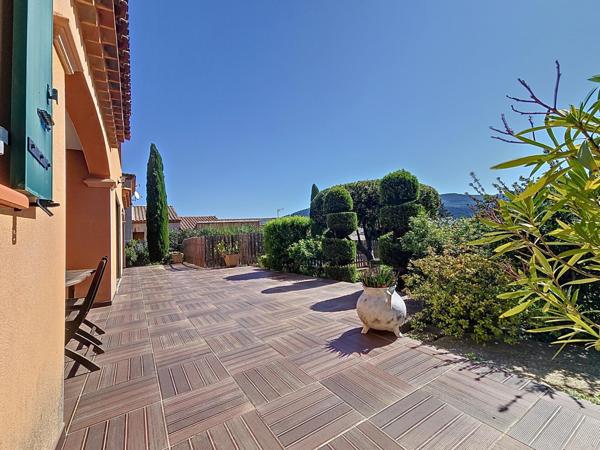 Villa d'architecte T4 en excellent état avec piscine, jardin paysagé, garage et prestations complètes – Le Bousquet-d’Orb