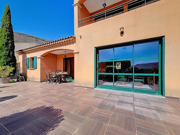 Villa d'architecte T4 en excellent état avec piscine, jardin paysagé, garage et prestations complètes – Le Bousquet-d’Orb