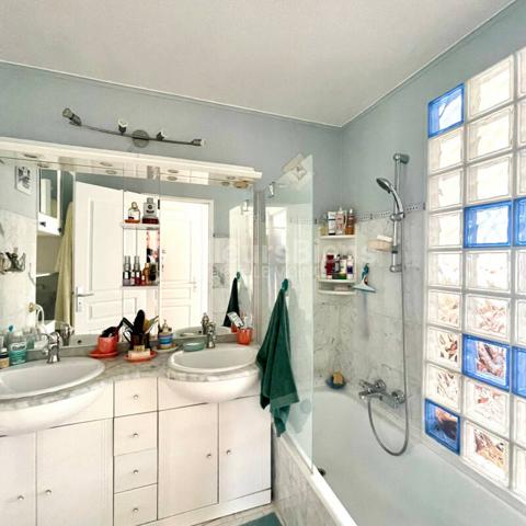 Saint-Raphaël front de mer-dernier étage angle T4 93m2-22 m2 de terrasse vue mer-garage+ 2 parkings