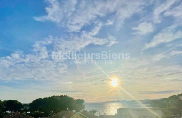 Saint-Raphaël front de mer-dernier étage angle T4 93m2-22 m2 de terrasse vue mer-garage+ 2 parkings