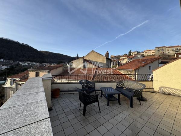 Maison de ville avec terrasse panoramique.