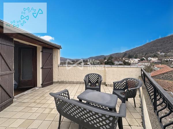 Maison de ville avec terrasse panoramique.