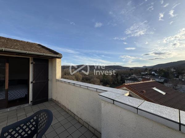 Maison de ville avec terrasse panoramique.