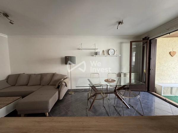 Maison de ville avec terrasse panoramique.