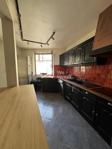 Maison de ville avec terrasse panoramique.