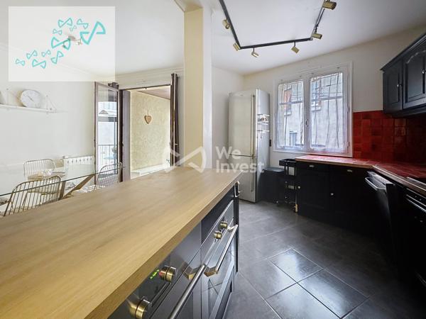 Maison de ville avec terrasse panoramique.