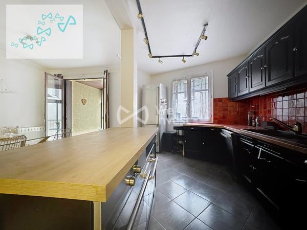 Maison de ville avec terrasse panoramique.