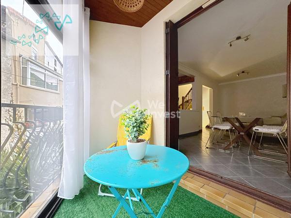 Maison de ville avec terrasse panoramique.