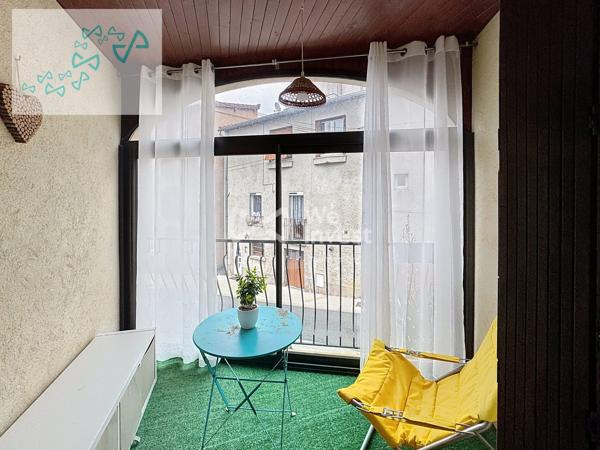 Maison de ville avec terrasse panoramique.