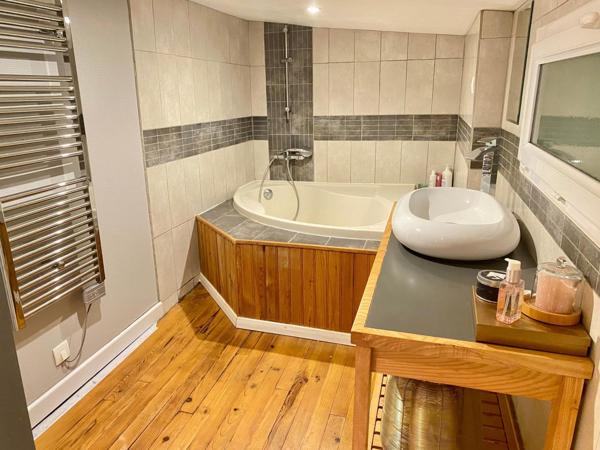 A côté des écoles et commerces, idéale pour une famille !