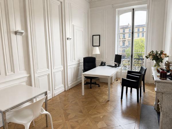 Bureaux à louer à Bordeaux centre avec cachet ancien et grande visibilité