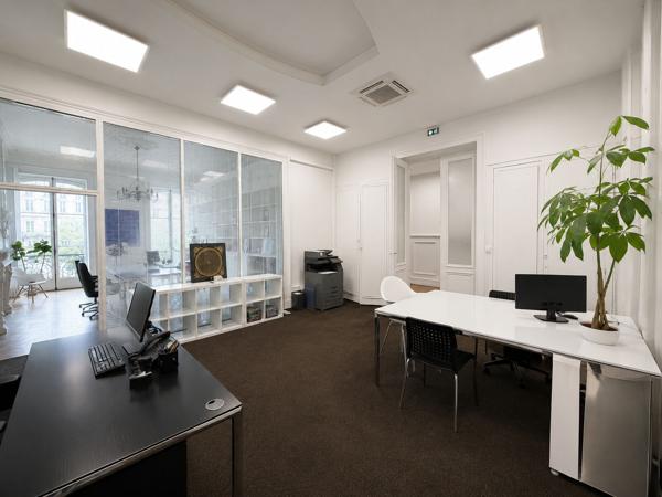 Bureaux à louer à Bordeaux centre avec cachet ancien et grande visibilité