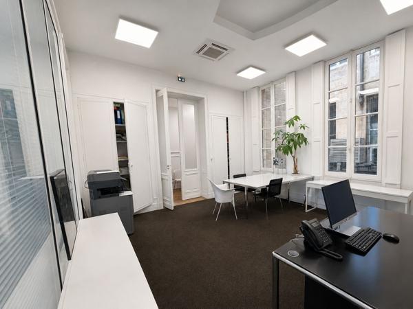 Bureaux à louer à Bordeaux centre avec cachet ancien et grande visibilité