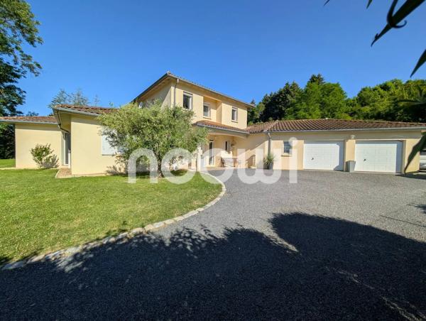 VILLA  205 M² AVEC PISCINE ET PARC AMENAGE