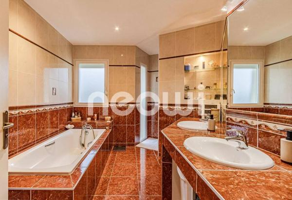 VILLA  205 M² AVEC PISCINE ET PARC AMENAGE