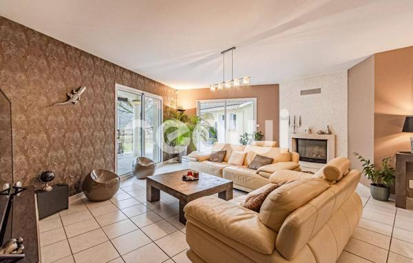VILLA  205 M² AVEC PISCINE ET PARC AMENAGE