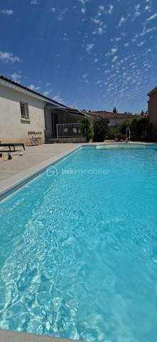 Découvrez cette charmante maison de 92 m², située à Saint-Christol-Les-Alès (GARD), dans un quartier résidentiel calme, en copropriété, à proximité de toutes les commodités, sur un terrain entièrement clos et arboré de 536 m². Elle vous offrira un cadre de vie agréable et sans travaux ! Vous profiterez de la piscine de 9x4m, idéale pour des moments de détente. 1 carport. 1 terrasse. A l'intérieur vous trouverez 1 cuisine ouverte sur le grand séjour/salon, 4 chambres (actuellement 1 chambre est utilisée pour le rangement ), 1 salle d'eau et 1 WC séparé. Côté confort, climatisation réversible, chauffage électrique. Cette maison parfaitement entretenue et fonctionnelle est prête à accueillir ses nouveaux propriétaires ! Une Visite s'impose !
