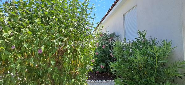 Découvrez cette charmante maison de 92 m², située à Saint-Christol-Les-Alès (GARD), dans un quartier résidentiel calme, en copropriété, à proximité de toutes les commodités, sur un terrain entièrement clos et arboré de 536 m². Elle vous offrira un cadre de vie agréable et sans travaux ! Vous profiterez de la piscine de 9x4m, idéale pour des moments de détente. 1 carport. 1 terrasse. A l'intérieur vous trouverez 1 cuisine ouverte sur le grand séjour/salon, 4 chambres (actuellement 1 chambre est utilisée pour le rangement ), 1 salle d'eau et 1 WC séparé. Côté confort, climatisation réversible, chauffage électrique. Cette maison parfaitement entretenue et fonctionnelle est prête à accueillir ses nouveaux propriétaires ! Une Visite s'impose !