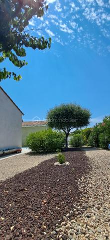 Découvrez cette charmante maison de 92 m², située à Saint-Christol-Les-Alès (GARD), dans un quartier résidentiel calme, en copropriété, à proximité de toutes les commodités, sur un terrain entièrement clos et arboré de 536 m². Elle vous offrira un cadre de vie agréable et sans travaux ! Vous profiterez de la piscine de 9x4m, idéale pour des moments de détente. 1 carport. 1 terrasse. A l'intérieur vous trouverez 1 cuisine ouverte sur le grand séjour/salon, 4 chambres (actuellement 1 chambre est utilisée pour le rangement ), 1 salle d'eau et 1 WC séparé. Côté confort, climatisation réversible, chauffage électrique. Cette maison parfaitement entretenue et fonctionnelle est prête à accueillir ses nouveaux propriétaires ! Une Visite s'impose !