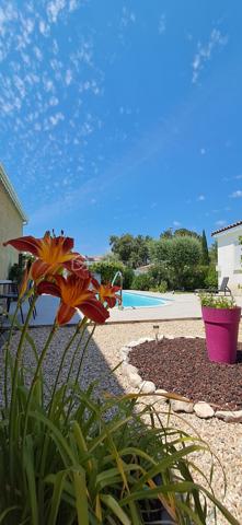 Découvrez cette charmante maison de 92 m², située à Saint-Christol-Les-Alès (GARD), dans un quartier résidentiel calme, en copropriété, à proximité de toutes les commodités, sur un terrain entièrement clos et arboré de 536 m². Elle vous offrira un cadre de vie agréable et sans travaux ! Vous profiterez de la piscine de 9x4m, idéale pour des moments de détente. 1 carport. 1 terrasse. A l'intérieur vous trouverez 1 cuisine ouverte sur le grand séjour/salon, 4 chambres (actuellement 1 chambre est utilisée pour le rangement ), 1 salle d'eau et 1 WC séparé. Côté confort, climatisation réversible, chauffage électrique. Cette maison parfaitement entretenue et fonctionnelle est prête à accueillir ses nouveaux propriétaires ! Une Visite s'impose !