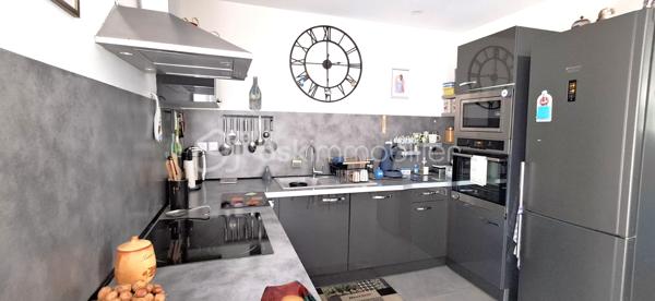 Découvrez cette charmante maison de 92 m², située à Saint-Christol-Les-Alès (GARD), dans un quartier résidentiel calme, en copropriété, à proximité de toutes les commodités, sur un terrain entièrement clos et arboré de 536 m². Elle vous offrira un cadre de vie agréable et sans travaux ! Vous profiterez de la piscine de 9x4m, idéale pour des moments de détente. 1 carport. 1 terrasse. A l'intérieur vous trouverez 1 cuisine ouverte sur le grand séjour/salon, 4 chambres (actuellement 1 chambre est utilisée pour le rangement ), 1 salle d'eau et 1 WC séparé. Côté confort, climatisation réversible, chauffage électrique. Cette maison parfaitement entretenue et fonctionnelle est prête à accueillir ses nouveaux propriétaires ! Une Visite s'impose !