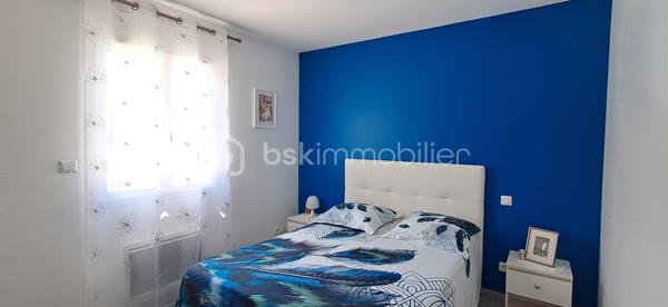 Découvrez cette charmante maison de 92 m², située à Saint-Christol-Les-Alès (GARD), dans un quartier résidentiel calme, en copropriété, à proximité de toutes les commodités, sur un terrain entièrement clos et arboré de 536 m². Elle vous offrira un cadre de vie agréable et sans travaux ! Vous profiterez de la piscine de 9x4m, idéale pour des moments de détente. 1 carport. 1 terrasse. A l'intérieur vous trouverez 1 cuisine ouverte sur le grand séjour/salon, 4 chambres (actuellement 1 chambre est utilisée pour le rangement ), 1 salle d'eau et 1 WC séparé. Côté confort, climatisation réversible, chauffage électrique. Cette maison parfaitement entretenue et fonctionnelle est prête à accueillir ses nouveaux propriétaires ! Une Visite s'impose !