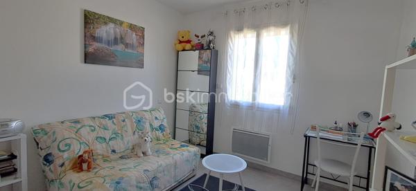 Découvrez cette charmante maison de 92 m², située à Saint-Christol-Les-Alès (GARD), dans un quartier résidentiel calme, en copropriété, à proximité de toutes les commodités, sur un terrain entièrement clos et arboré de 536 m². Elle vous offrira un cadre de vie agréable et sans travaux ! Vous profiterez de la piscine de 9x4m, idéale pour des moments de détente. 1 carport. 1 terrasse. A l'intérieur vous trouverez 1 cuisine ouverte sur le grand séjour/salon, 4 chambres (actuellement 1 chambre est utilisée pour le rangement ), 1 salle d'eau et 1 WC séparé. Côté confort, climatisation réversible, chauffage électrique. Cette maison parfaitement entretenue et fonctionnelle est prête à accueillir ses nouveaux propriétaires ! Une Visite s'impose !