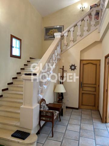 Villa avec piscine et tennis