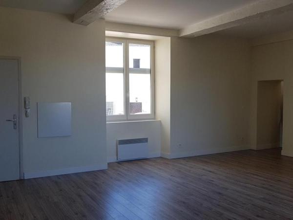 Appartement - Oloron-sainte-marie - Réf.:205427 OLORON - BEL APPARTEMENT DE CARACTERE TYPE T3 ENTIEREMENT RENOVE AVEC PLACES PARKING, CAVE ET TERRASSE *** SOUS COMPROMIS ***
