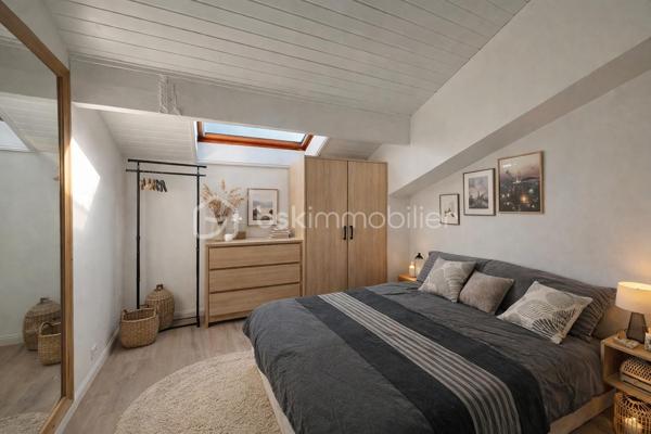 A Anglet,  au calme, au fond d'une impasse je vous propose de découvrir cet appartement Duplex de 88 m2( 80 m2 en carrez)  au 3e et dernier étage.
Il est composé d'une entrée avec un escalier, qui dessert une belle pièce de vie, un wc , une cuisine indépendante les deux  donnant sur un balcon couvert  exposé Sud-Est à l'abri des regards.
Un 2e escalier dessert 3 chambres lumineuses dont 2 avec placards, une salle de bains avec w.c et une mezzanine .
Une cave complète ce bien .
A savoir : La 2ème photo est une projection sans le mur entre la cuisine et la pièce de vie . Ces travaux sont très facilement réalisables.
 Un petit rafraichissement peut être nécessaire.

Je suis disponible 7 jours sur 7 et m'adapte à votre planning .