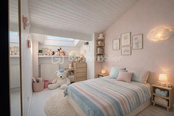 A Anglet,  au calme, au fond d'une impasse je vous propose de découvrir cet appartement Duplex de 88 m2( 80 m2 en carrez)  au 3e et dernier étage.
Il est composé d'une entrée avec un escalier, qui dessert une belle pièce de vie, un wc , une cuisine indépendante les deux  donnant sur un balcon couvert  exposé Sud-Est à l'abri des regards.
Un 2e escalier dessert 3 chambres lumineuses dont 2 avec placards, une salle de bains avec w.c et une mezzanine .
Une cave complète ce bien .
A savoir : La 2ème photo est une projection sans le mur entre la cuisine et la pièce de vie . Ces travaux sont très facilement réalisables.
 Un petit rafraichissement peut être nécessaire.

Je suis disponible 7 jours sur 7 et m'adapte à votre planning .