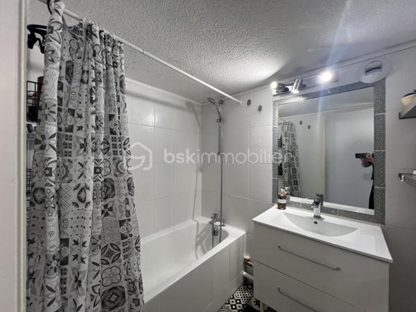 A Anglet,  au calme, au fond d'une impasse je vous propose de découvrir cet appartement Duplex de 88 m2( 80 m2 en carrez)  au 3e et dernier étage.
Il est composé d'une entrée avec un escalier, qui dessert une belle pièce de vie, un wc , une cuisine indépendante les deux  donnant sur un balcon couvert  exposé Sud-Est à l'abri des regards.
Un 2e escalier dessert 3 chambres lumineuses dont 2 avec placards, une salle de bains avec w.c et une mezzanine .
Une cave complète ce bien .
A savoir : La 2ème photo est une projection sans le mur entre la cuisine et la pièce de vie . Ces travaux sont très facilement réalisables.
 Un petit rafraichissement peut être nécessaire.

Je suis disponible 7 jours sur 7 et m'adapte à votre planning .