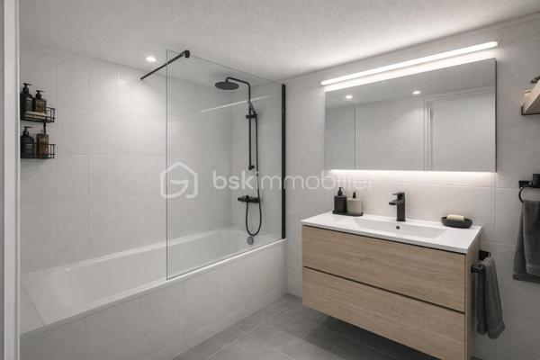 A Anglet,  au calme, au fond d'une impasse je vous propose de découvrir cet appartement Duplex de 88 m2( 80 m2 en carrez)  au 3e et dernier étage.
Il est composé d'une entrée avec un escalier, qui dessert une belle pièce de vie, un wc , une cuisine indépendante les deux  donnant sur un balcon couvert  exposé Sud-Est à l'abri des regards.
Un 2e escalier dessert 3 chambres lumineuses dont 2 avec placards, une salle de bains avec w.c et une mezzanine .
Une cave complète ce bien .
A savoir : La 2ème photo est une projection sans le mur entre la cuisine et la pièce de vie . Ces travaux sont très facilement réalisables.
 Un petit rafraichissement peut être nécessaire.

Je suis disponible 7 jours sur 7 et m'adapte à votre planning .