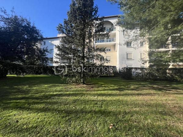 A Anglet,  au calme, au fond d'une impasse je vous propose de découvrir cet appartement Duplex de 88 m2( 80 m2 en carrez)  au 3e et dernier étage.
Il est composé d'une entrée avec un escalier, qui dessert une belle pièce de vie, un wc , une cuisine indépendante les deux  donnant sur un balcon couvert  exposé Sud-Est à l'abri des regards.
Un 2e escalier dessert 3 chambres lumineuses dont 2 avec placards, une salle de bains avec w.c et une mezzanine .
Une cave complète ce bien .
A savoir : La 2ème photo est une projection sans le mur entre la cuisine et la pièce de vie . Ces travaux sont très facilement réalisables.
 Un petit rafraichissement peut être nécessaire.

Je suis disponible 7 jours sur 7 et m'adapte à votre planning .