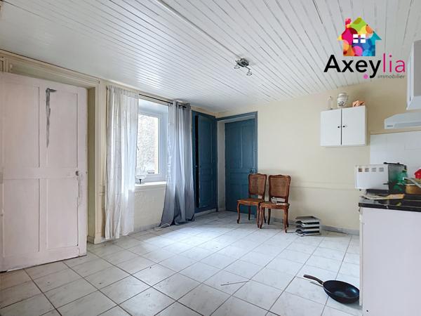 Saint-Priest-la-Prugne (42830) A LOUER - SAINT-PRIEST-LA-PRUGNE - MAISON DE VILLAGE AVEC DEUX CHAMBRES, COURETTE ET CAVE