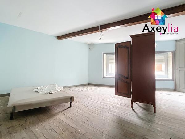 Saint-Priest-la-Prugne (42830) A LOUER - SAINT-PRIEST-LA-PRUGNE - MAISON DE VILLAGE AVEC DEUX CHAMBRES, COURETTE ET CAVE